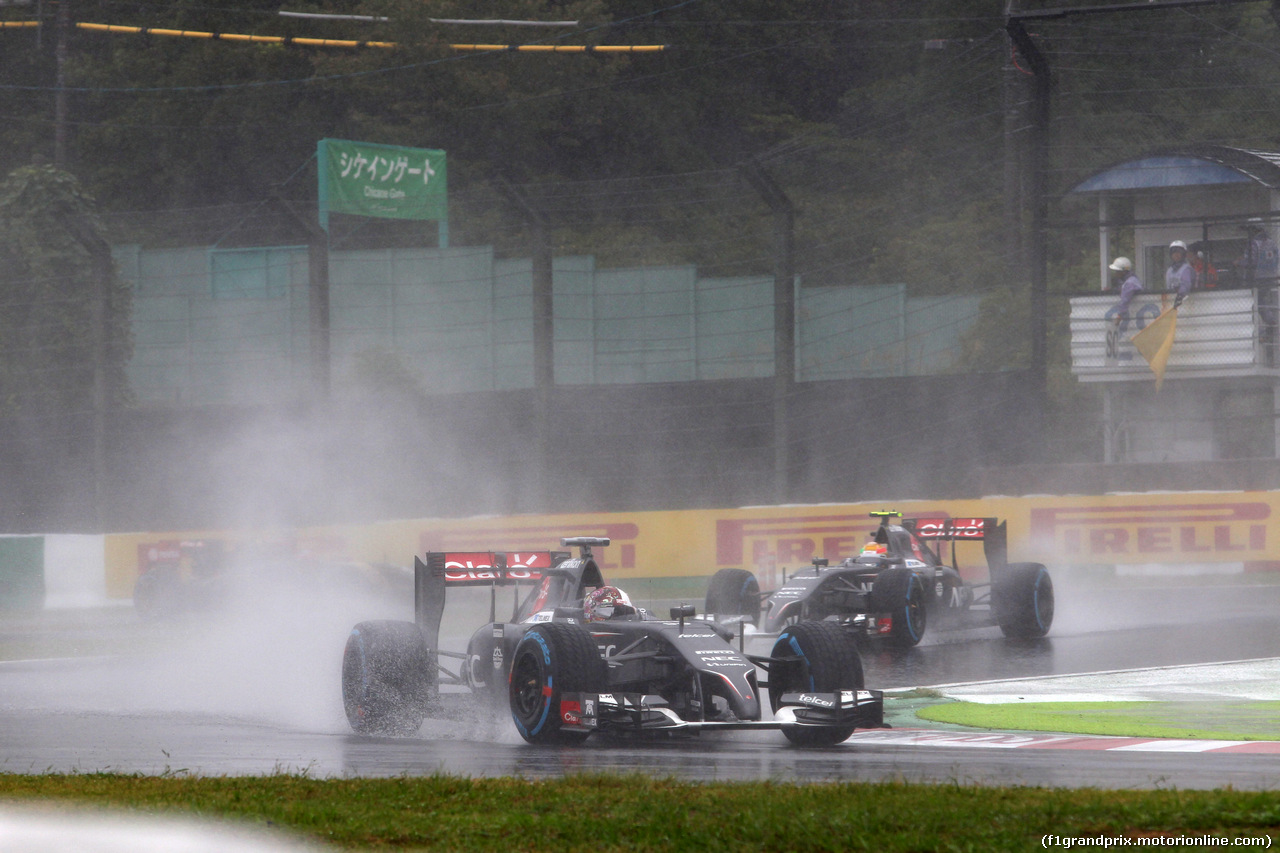 GP GIAPPONE, 05.10.2014 - Gara, Adrian Sutil (GER) Sauber F1 Team C33 davanti a Esteban Gutierrez (MEX), Sauber F1 Team C33