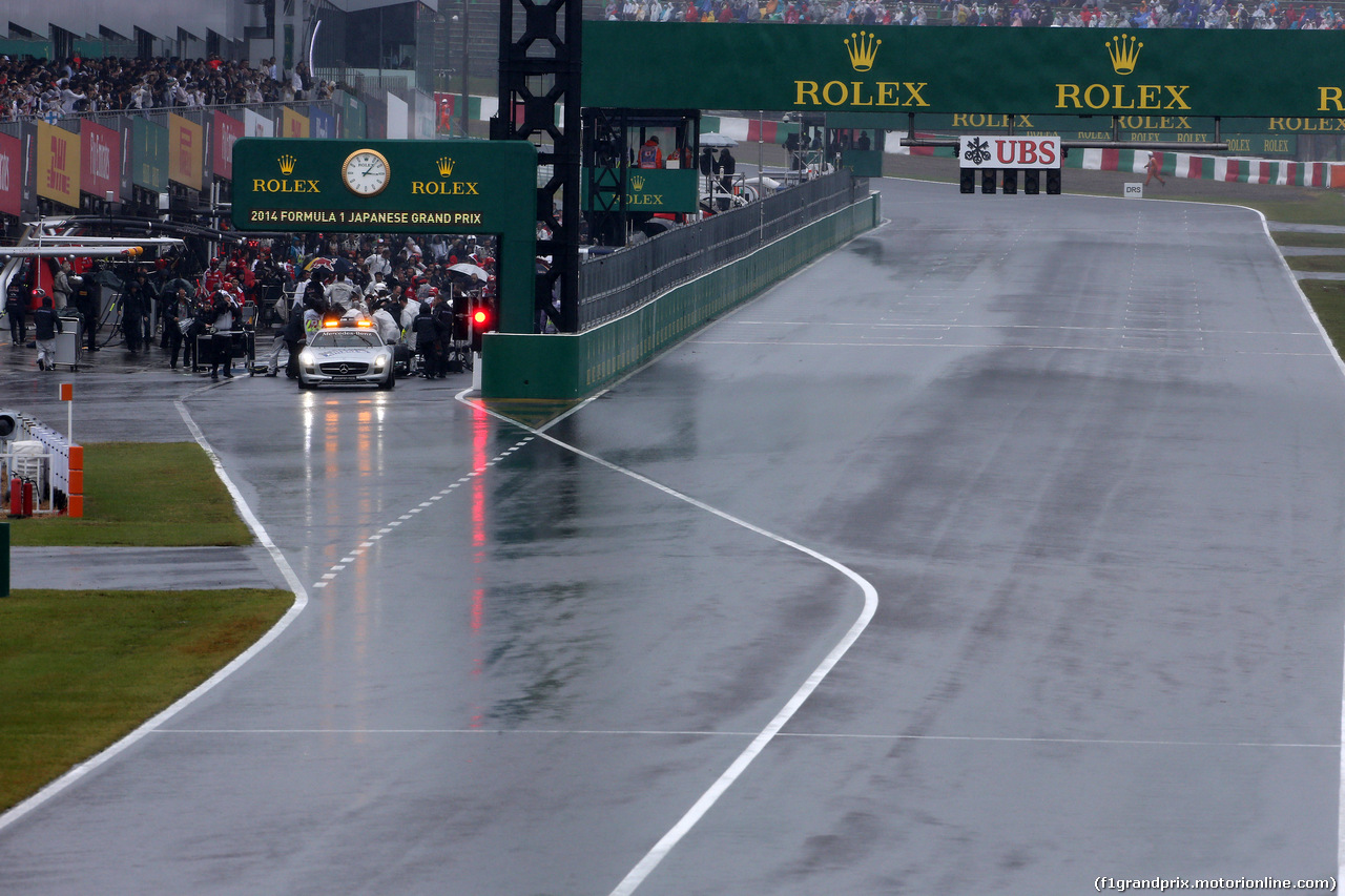 GP GIAPPONE, 05.10.2014 - Gara, The cars in the pit lane