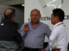 GP GIAPPONE, 04.10.2014 - (L-R) Ron Dennis (GBR) McLaren Executive Chairman e Yasuhisa Arai (JPN) Honda Motorsport Chief Officer