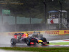 GP GIAPPONE, 05.10.2014 - Gara, Daniel Ricciardo (AUS) Red Bull Racing RB10 davanti a Kevin Magnussen (DEN) McLaren Mercedes MP4-29