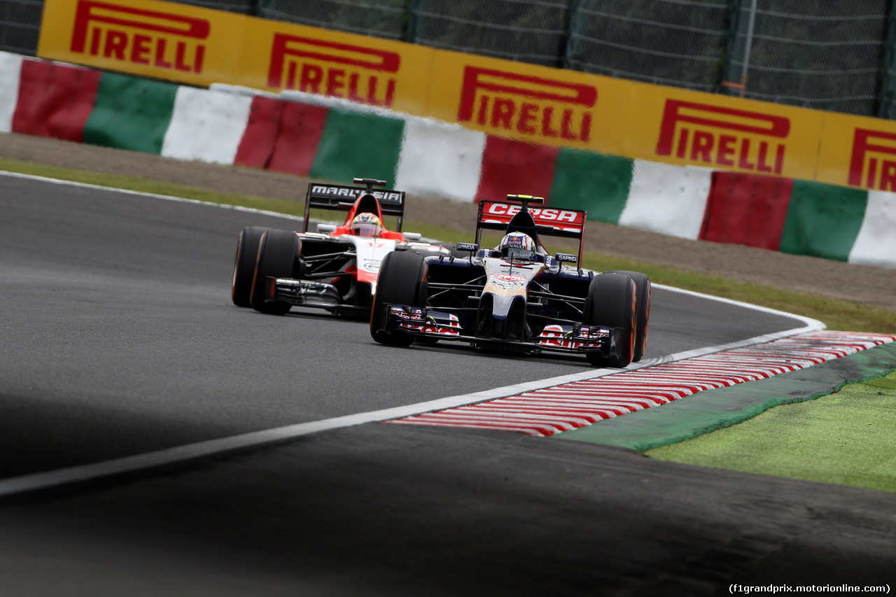 GP GIAPPONE, 04.10.2014 - Prove Libere 3, Daniil Kvyat (RUS) Scuderia Toro Rosso STR9 davanti a Jules Bianchi (FRA) Marussia F1 Team MR03