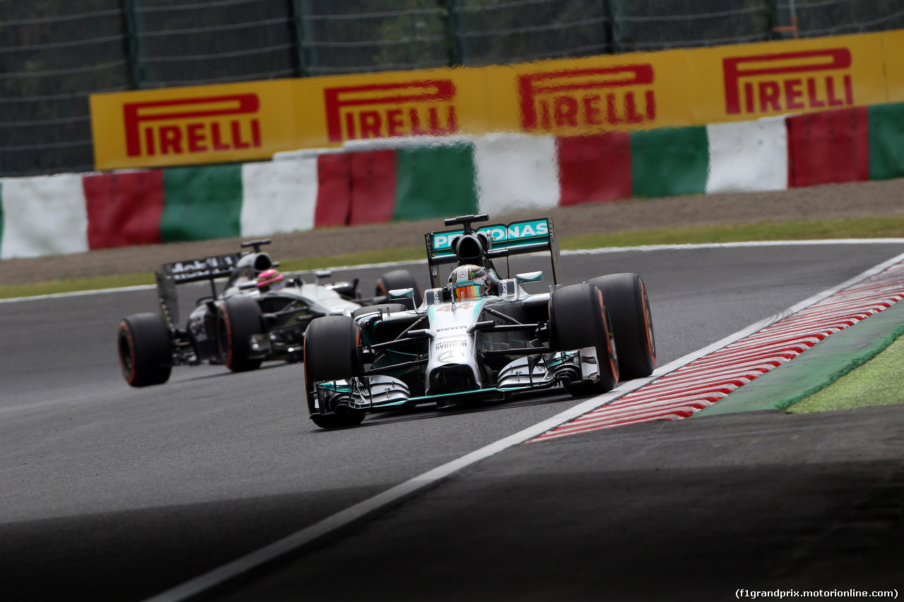 GP GIAPPONE, 04.10.2014 - Prove Libere 3, Lewis Hamilton (GBR) Mercedes AMG F1 W05 davanti a Jenson Button (GBR) McLaren Mercedes MP4-29