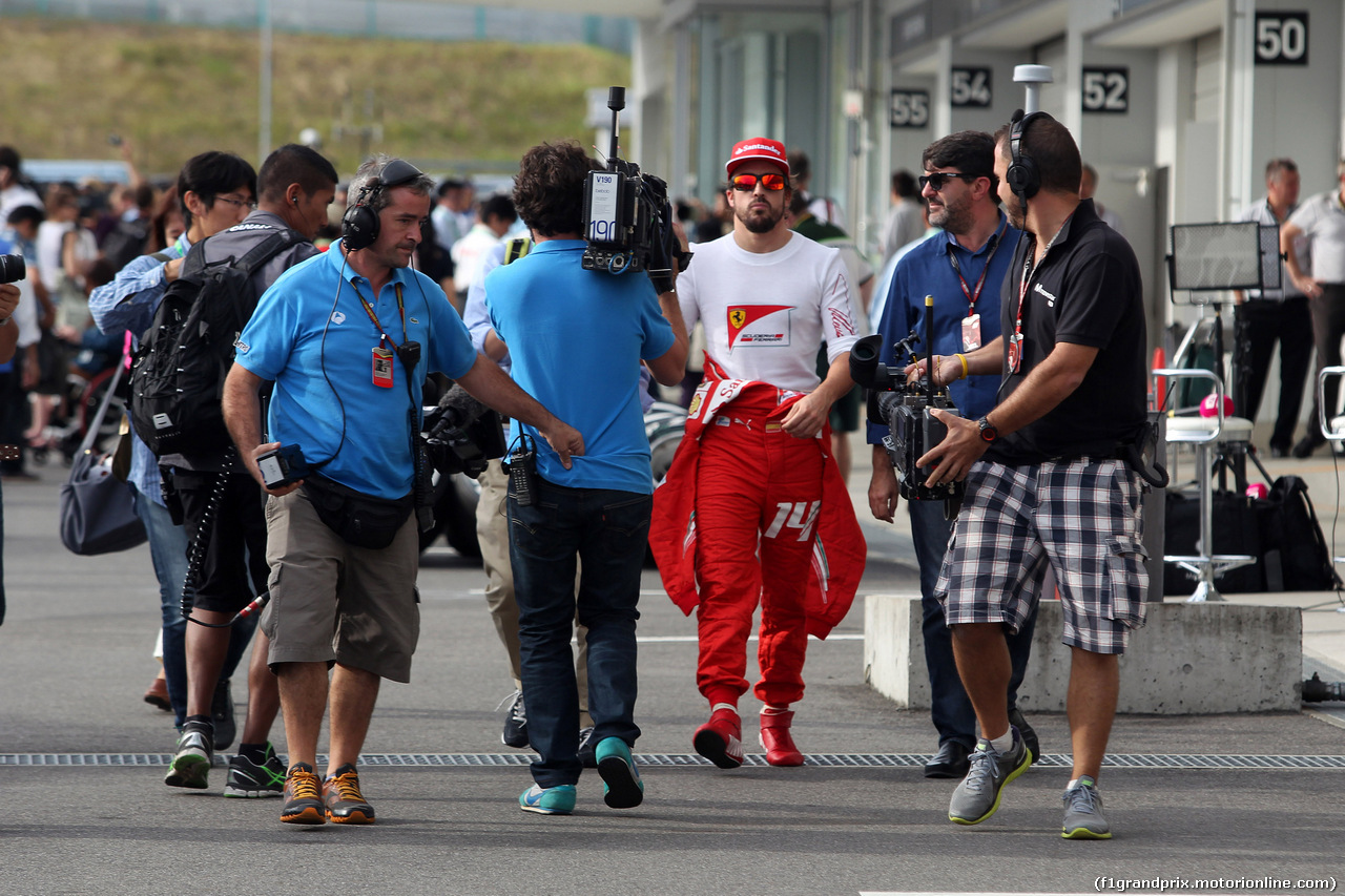GP GIAPPONE, 04.10.2014 - Qualifiche, Fernando Alonso (ESP) Ferrari F14-T e his manager Luis Garcia Abad (ESP)