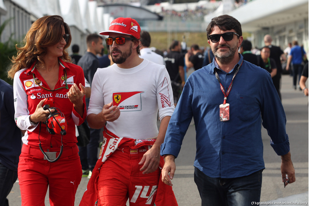 GP GIAPPONE, 04.10.2014 - Qualifiche, Fernando Alonso (ESP) Ferrari F14-T e his manager Luis Garcia Abad (ESP)