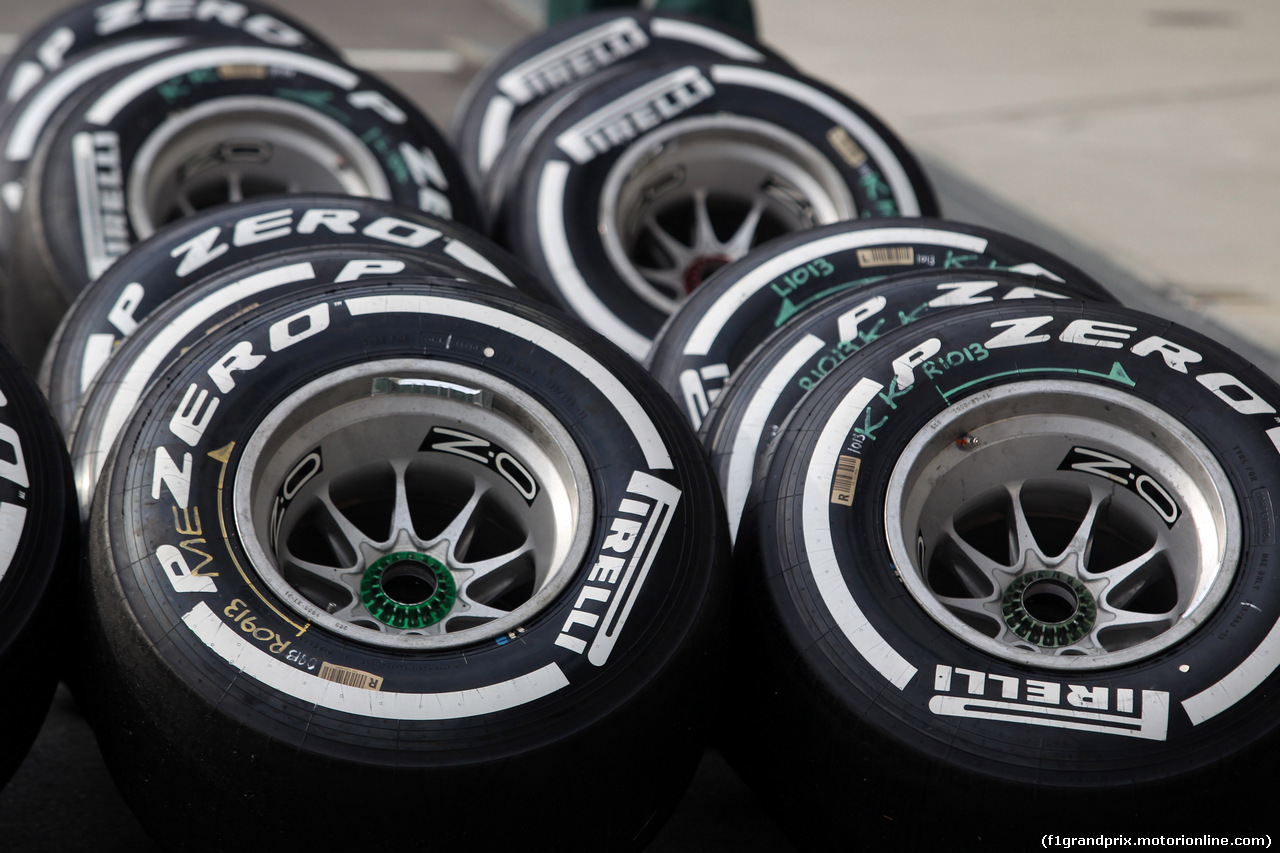 GP GIAPPONE, 04.10.2014 - Qualifiche, Pirelli Tyres e OZ Wheels