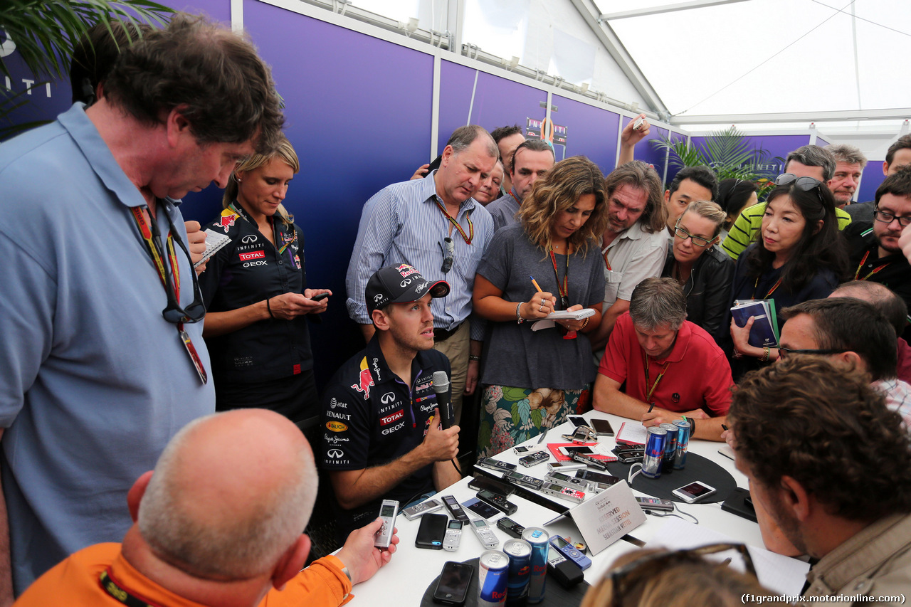 GP GIAPPONE, 04.10.2014 - Sebastian Vettel (GER) Red Bull Racing RB10 with the media