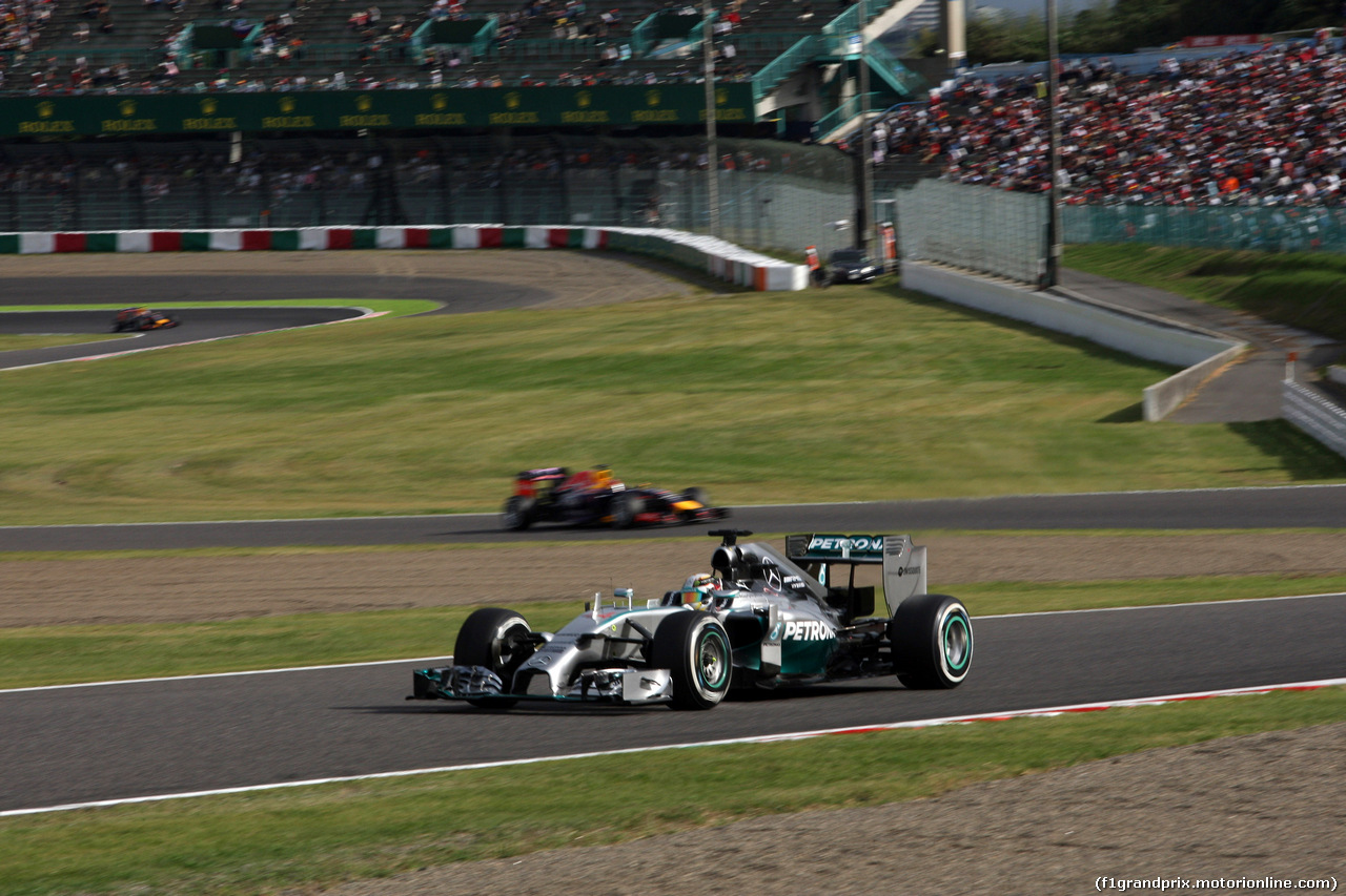 GP GIAPPONE, 04.10.2014 - Qualifiche, Lewis Hamilton (GBR) Mercedes AMG F1 W05 davanti a Sebastian Vettel (GER) Red Bull Racing RB10