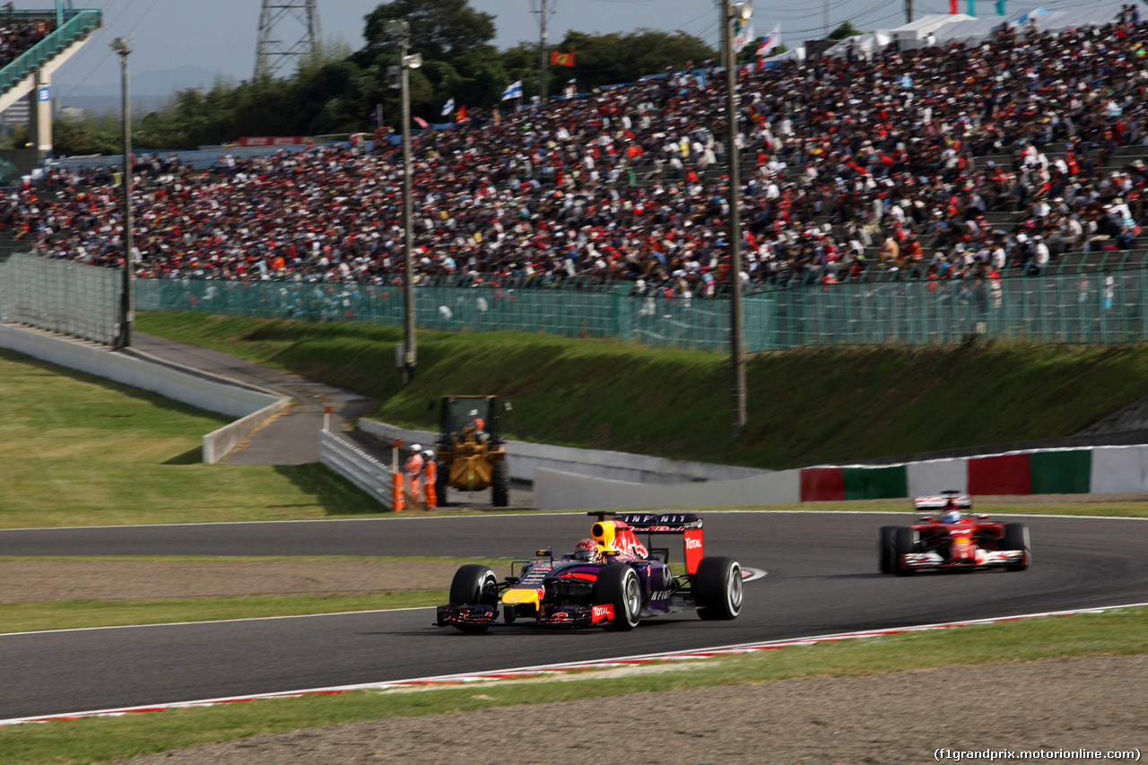 GP GIAPPONE, 04.10.2014 - Qualifiche, Sebastian Vettel (GER) Red Bull Racing RB10 davanti a Fernando Alonso (ESP) Ferrari F14-T
