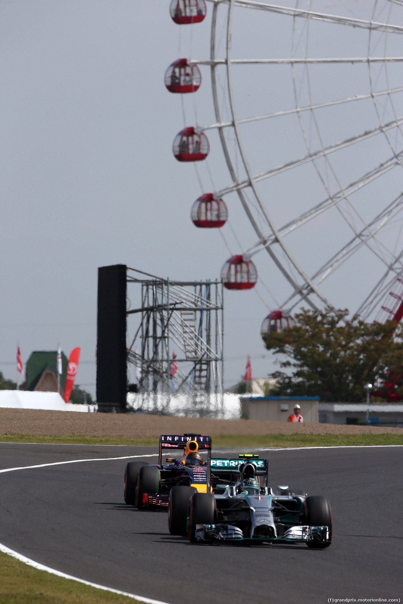 GP GIAPPONE, 03.10.2014 - Prove Libere 1, Nico Rosberg (GER) Mercedes AMG F1 W05 e Sebastian Vettel (GER) Red Bull Racing RB10