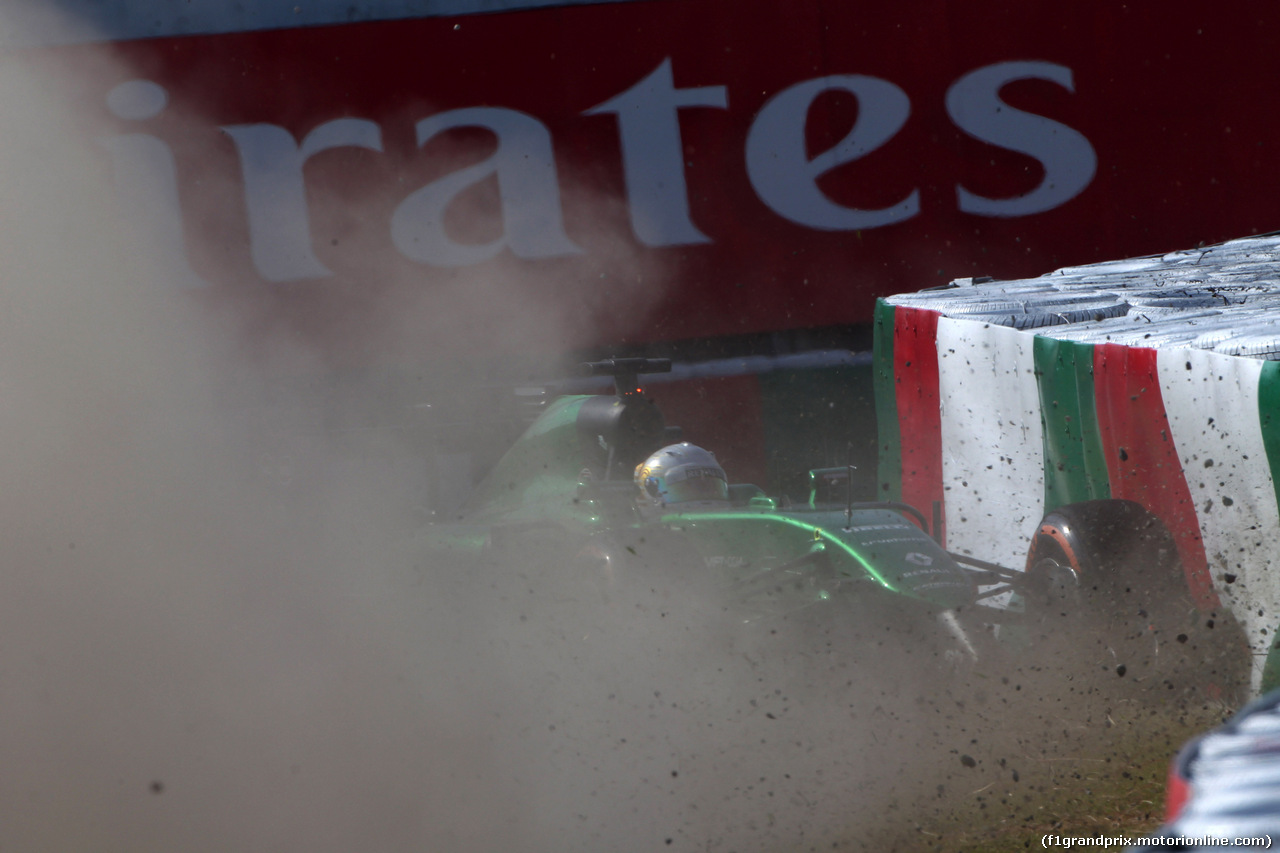 GP GIAPPONE, 03.10.2014 - Prove Libere 2, Crash, Kamui Kobayashi (JAP) Caterham F1 Team CT-04