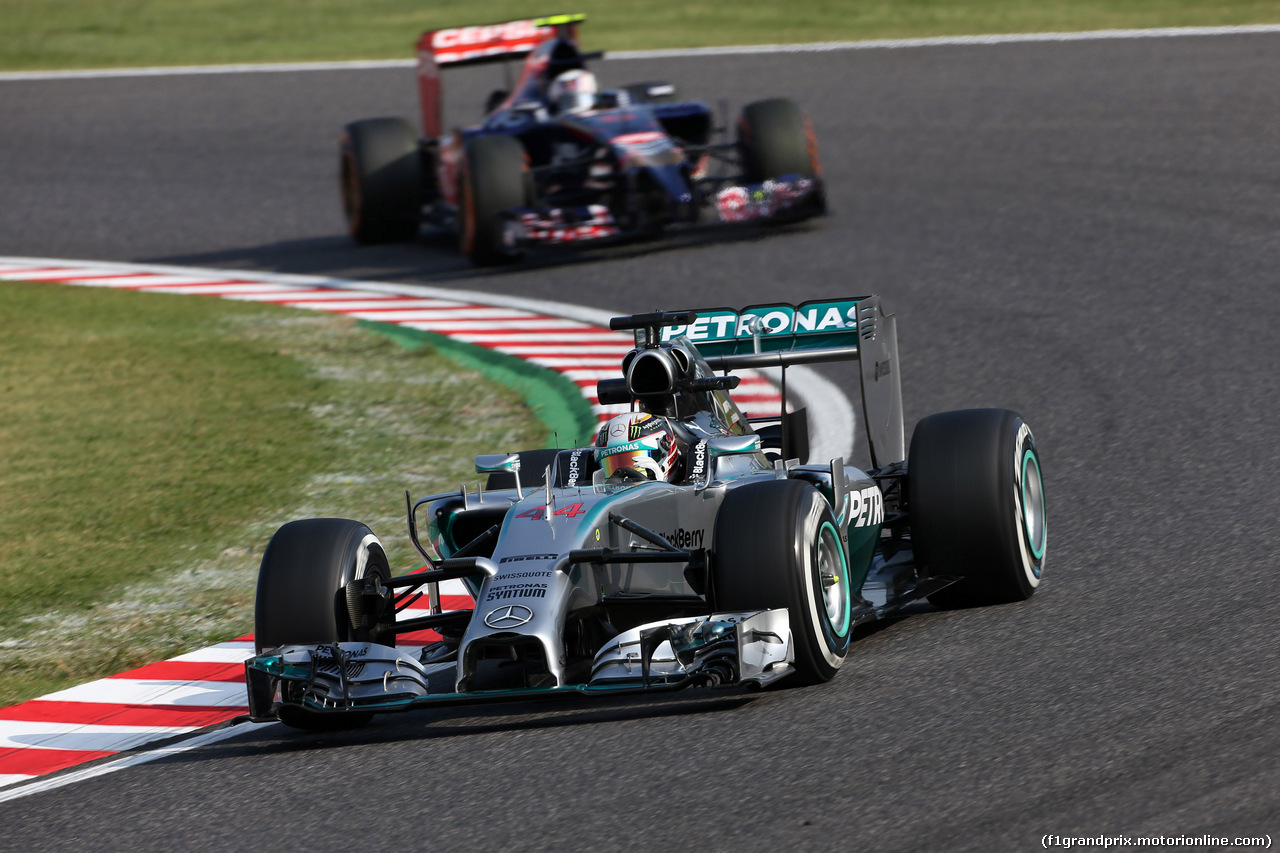 GP GIAPPONE, 03.10.2014 - Prove Libere 2, Lewis Hamilton (GBR) Mercedes AMG F1 W05 davanti a Daniil Kvyat (RUS) Scuderia Toro Rosso STR9