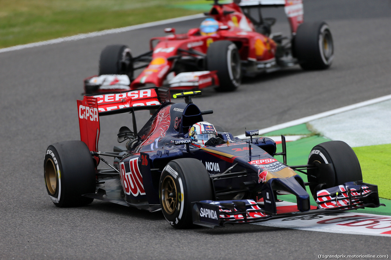 GP GIAPPONE, 03.10.2014 - Prove Libere 2, Daniil Kvyat (RUS) Scuderia Toro Rosso STR9 davanti a Fernando Alonso (ESP) Ferrari F14-T