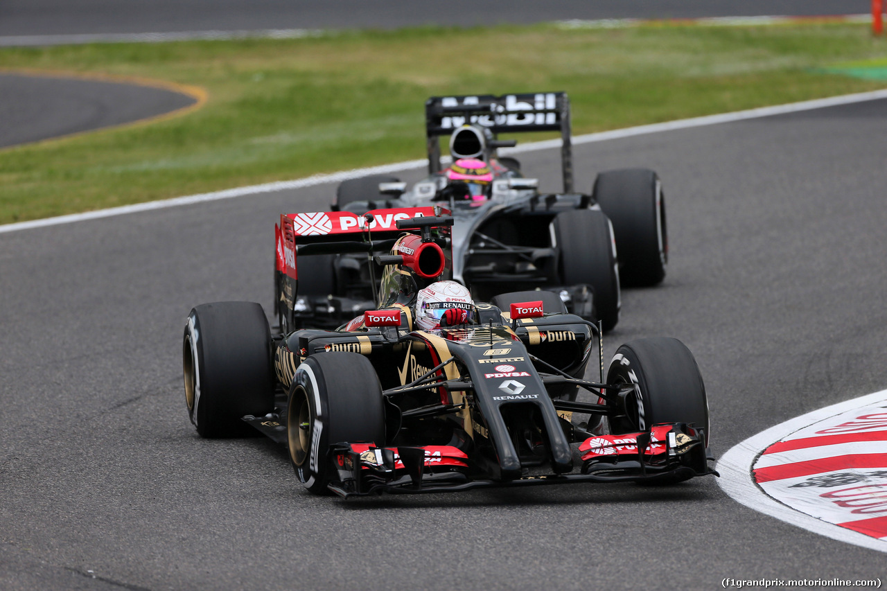 GP GIAPPONE, 03.10.2014 - Prove Libere 2, Romain Grosjean (FRA) Lotus F1 Team E22 davanti a Jenson Button (GBR) McLaren Mercedes MP4-29