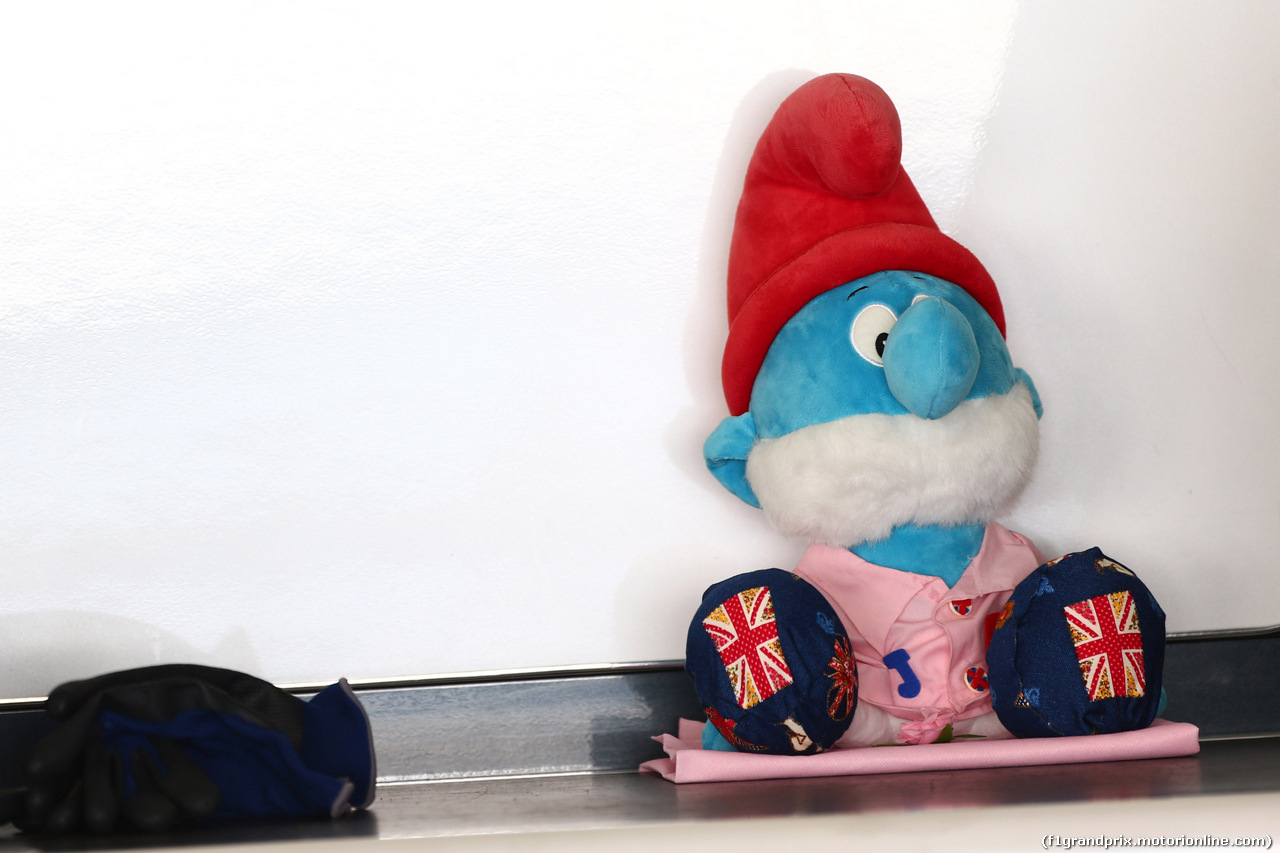 GP GIAPPONE, 03.10.2014 - Prove Libere 2, Papa Smurf mascot - a tribute to John Button (GBR), father of Jenson Button (GBR) McLaren.