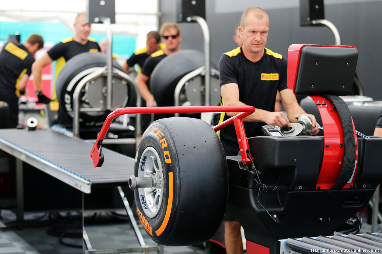 GP GRAN BRETAGNA, Pirelli tyre engineers.
03.07.2014. Formula 1 World Championship, Rd 9, British Grand Prix, Silverstone, England, Preparation Day.