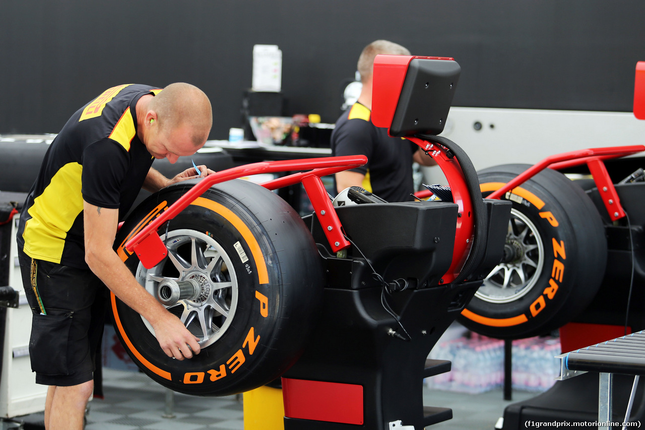 GP GRAN BRETAGNA, Pirelli tyre engineers.
03.07.2014. Formula 1 World Championship, Rd 9, British Grand Prix, Silverstone, England, Preparation Day.