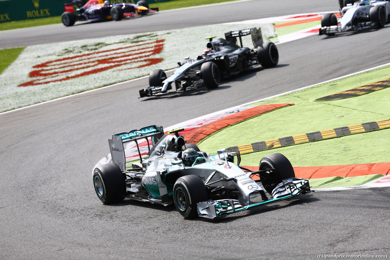 GP ITALIA, 07.09.2014 - Gara, Nico Rosberg (GER) Mercedes AMG F1 W05 davanti a Kevin Magnussen (DEN) McLaren Mercedes MP4-29