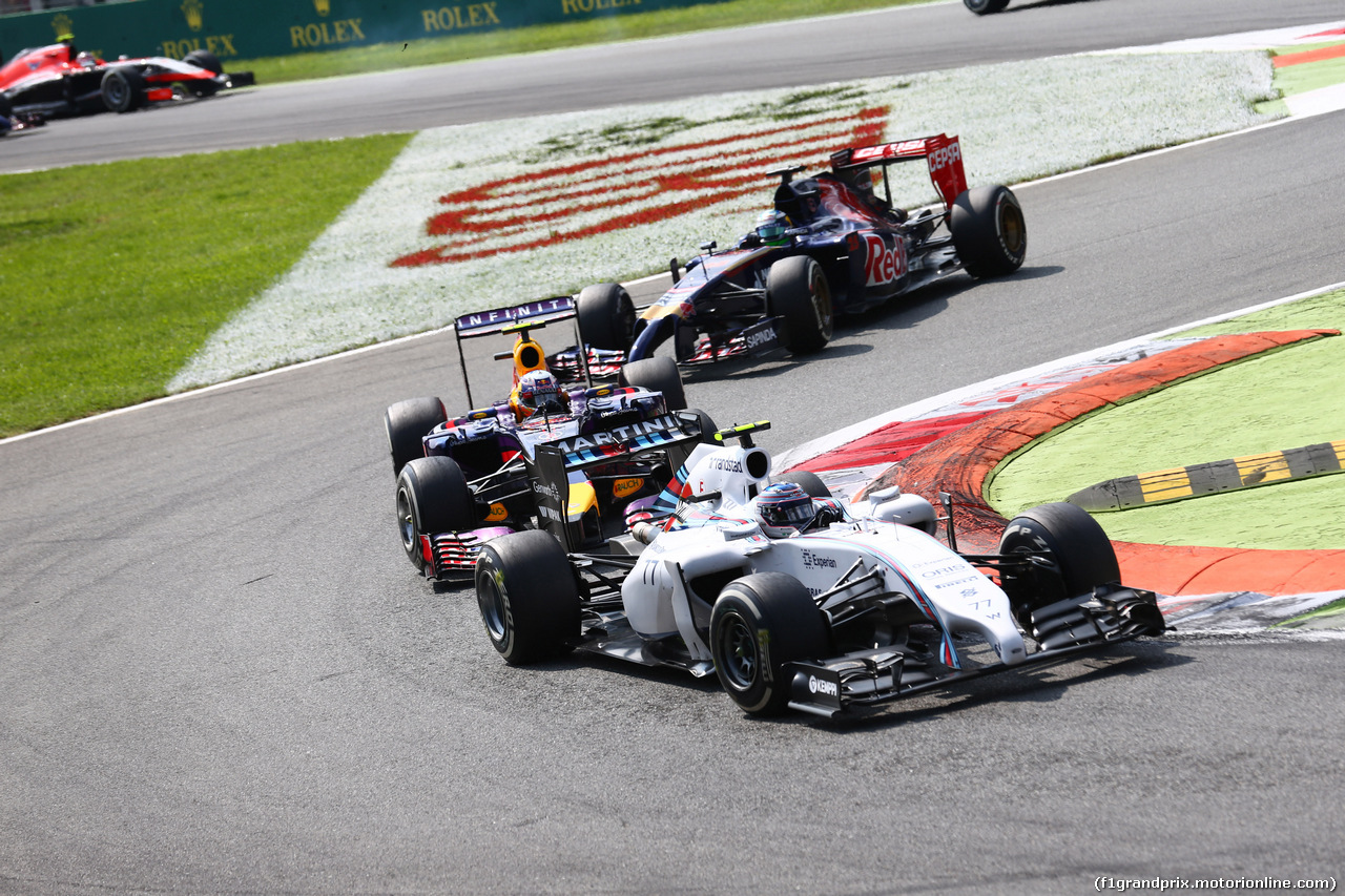 GP ITALIA, 07.09.2014 - Gara, Valtteri Bottas (FIN) Williams F1 Team FW36 davanti a Daniel Ricciardo (AUS) Red Bull Racing RB10