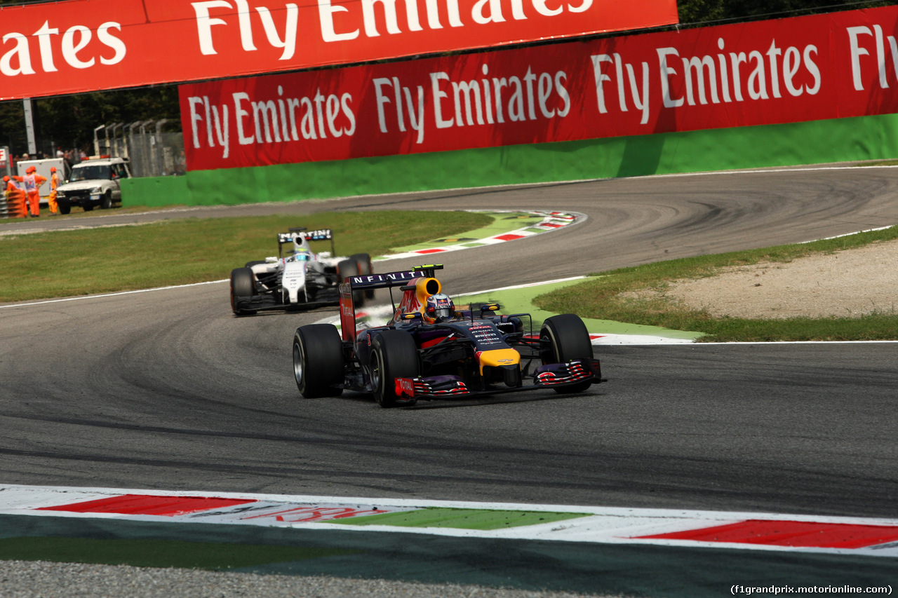 GP ITALIA, 07.09.2014 - Gara, Daniel Ricciardo (AUS) Red Bull Racing RB10 davanti a Felipe Massa (BRA) Williams F1 Team FW36