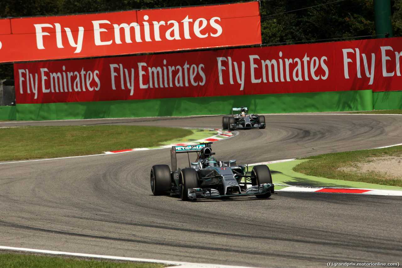 GP ITALIA, 07.09.2014 - Gara, Nico Rosberg (GER) Mercedes AMG F1 W05 davanti a Lewis Hamilton (GBR) Mercedes AMG F1 W05