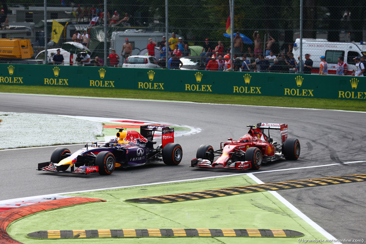 GP ITALIA, 07.09.2014 - Gara, Daniel Ricciardo (AUS) Red Bull Racing RB10 pass Kimi Raikkonen (FIN) Ferrari F14-T