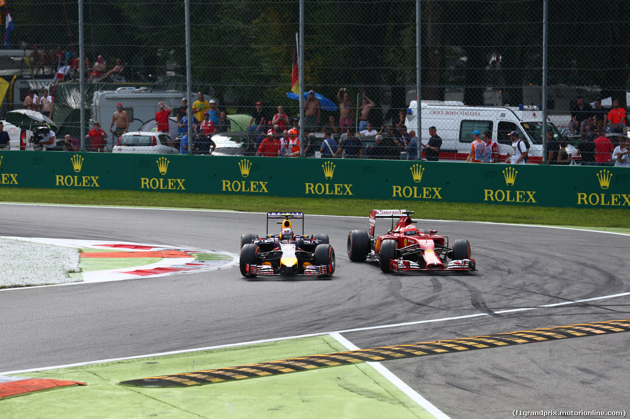 GP ITALIA, 07.09.2014 - Gara, Daniel Ricciardo (AUS) Red Bull Racing RB10 pass Kimi Raikkonen (FIN) Ferrari F14-T