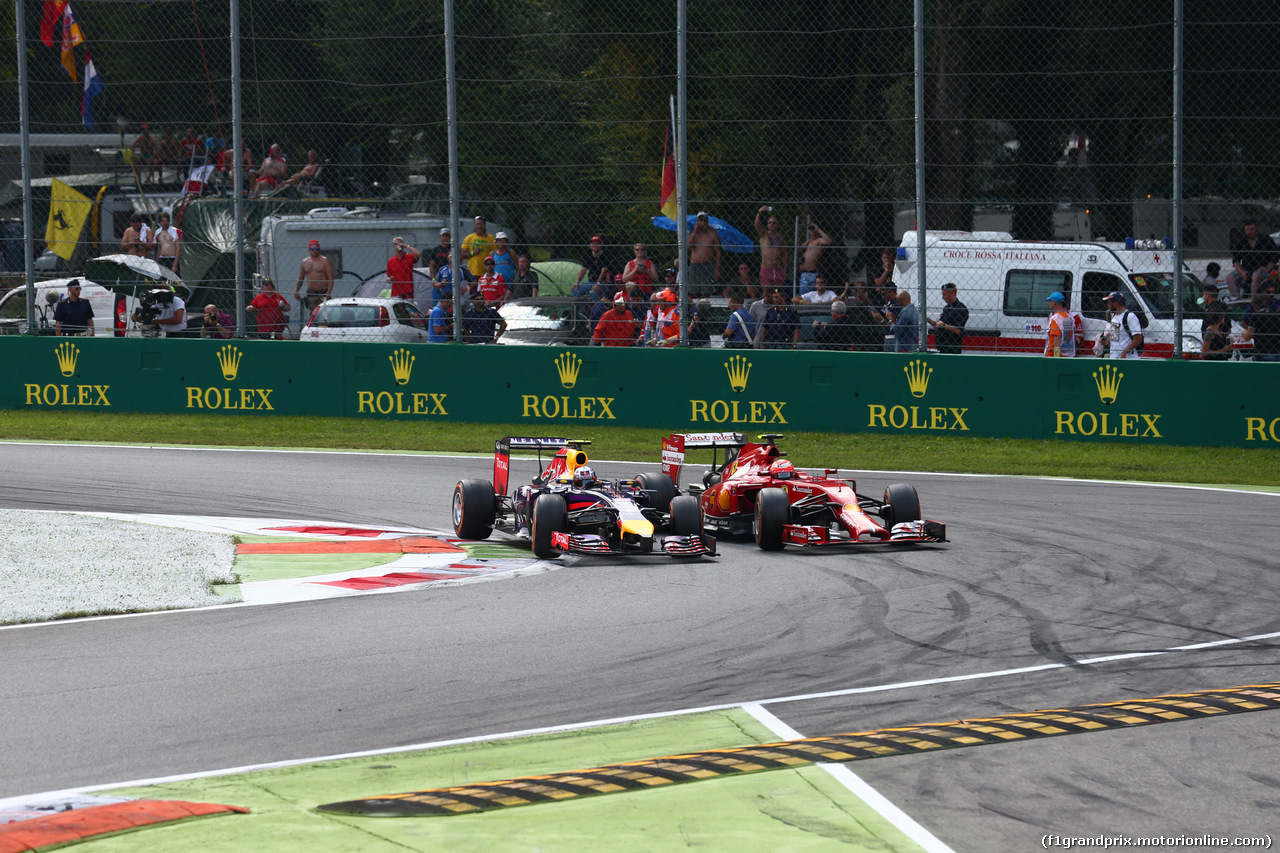 GP ITALIA, 07.09.2014 - Gara, Daniel Ricciardo (AUS) Red Bull Racing RB10 pass Kimi Raikkonen (FIN) Ferrari F14-T