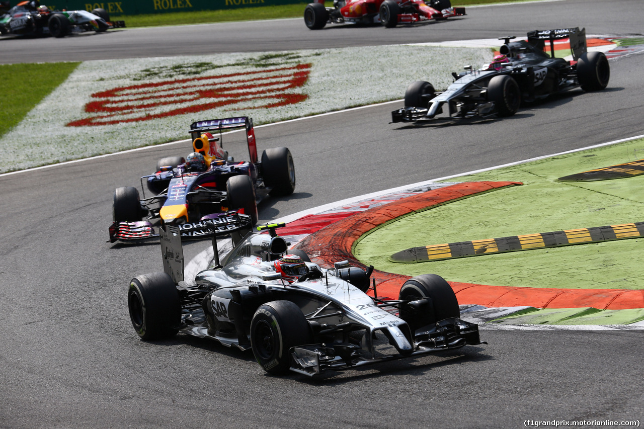 GP ITALIA, 07.09.2014 - Gara, Kevin Magnussen (DEN) McLaren Mercedes MP4-29 davanti a Sebastian Vettel (GER) Red Bull Racing RB10