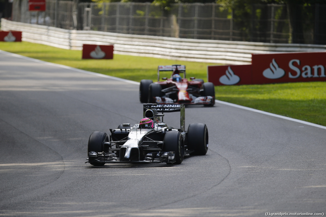GP ITALIA, 07.09.2014 - Gara, Jenson Button (GBR) McLaren Mercedes MP4-29 davanti a Kimi Raikkonen (FIN) Ferrari F14-T