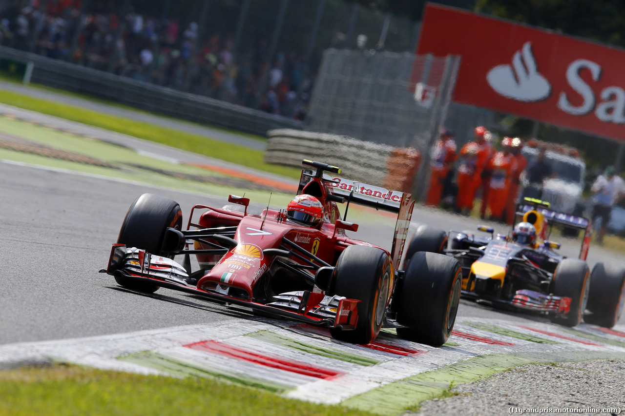 GP ITALIA, 07.09.2014 - Gara, Kimi Raikkonen (FIN) Ferrari F14-T davanti a Daniel Ricciardo (AUS) Red Bull Racing RB10