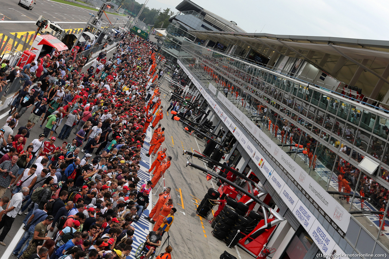 GP ITALIA, 04.09.2014- Autograph session