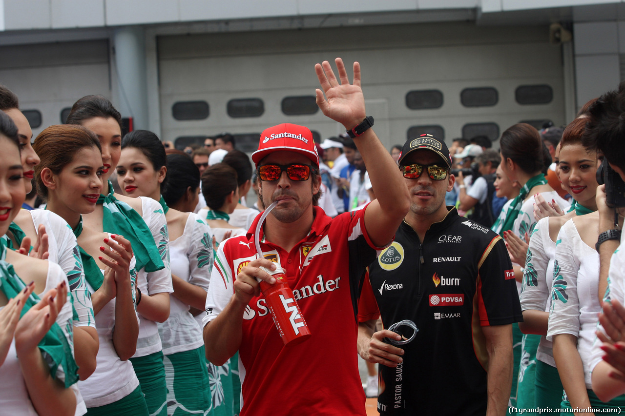 GP MALESIA, 30.03.2014 - (L-R) Fernando Alonso (ESP) Ferrari F14-T e Pastor Maldonado (VEN) Lotus F1 Team E22 at drivers parade