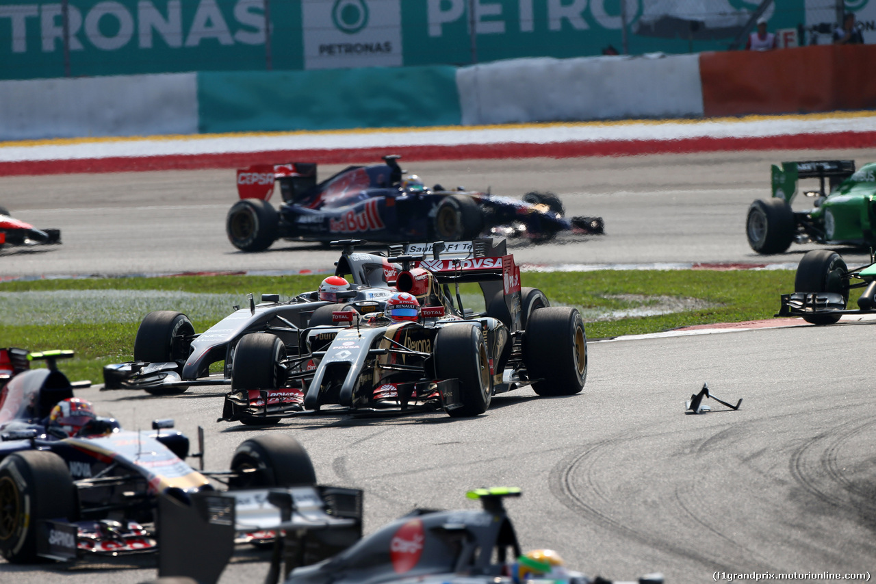 GP MALESIA, 30.03.2014 - Gara, Adrian Sutil (GER) Sauber F1 Team C33 e Romain Grosjean (FRA) Lotus F1 Team E22