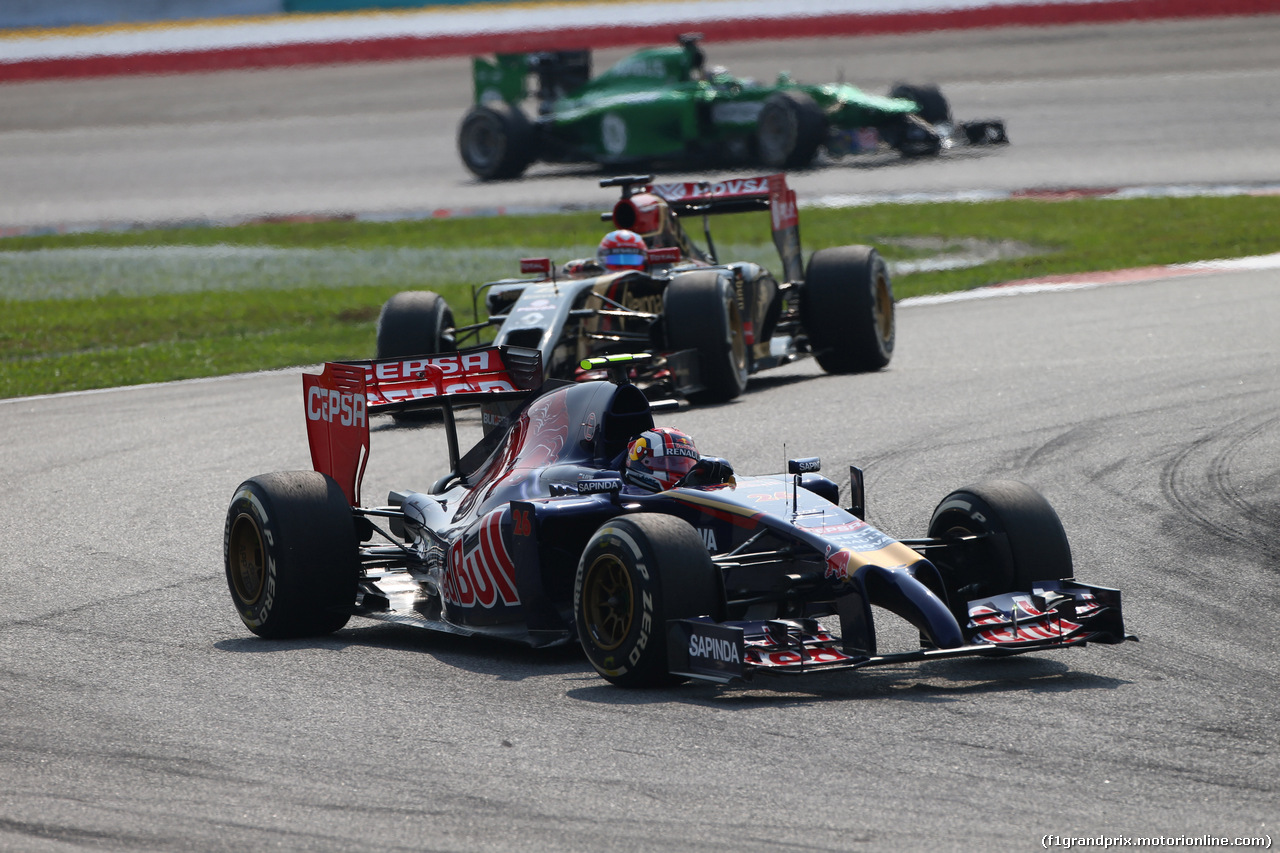 GP MALESIA, 30.03.2014 - Gara, Daniil Kvyat (RUS) Scuderia Toro Rosso STR9 davanti a Romain Grosjean (FRA) Lotus F1 Team E22
