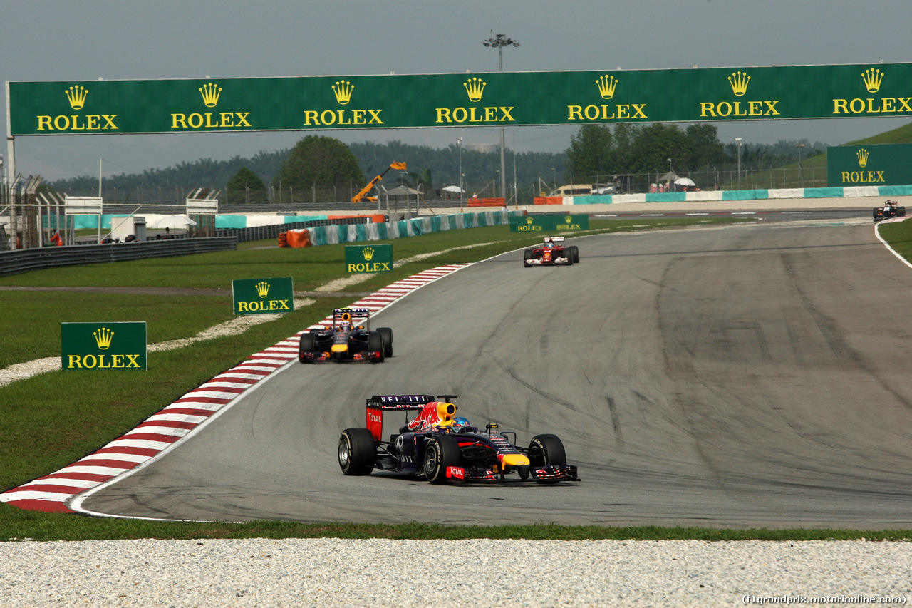 GP MALESIA, 30.03.2014 - Gara, Sebastian Vettel (GER) Red Bull Racing RB10 davanti aDaniel Ricciardo (AUS) Red Bull Racing RB10