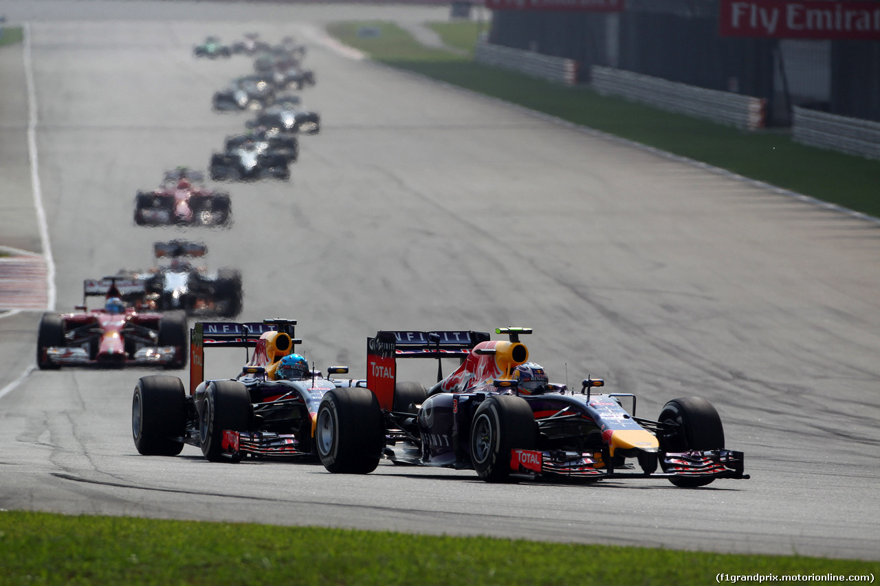 GP MALESIA, 30.03.2014 - Gara, Daniel Ricciardo (AUS) Red Bull Racing RB10 davanti a Sebastian Vettel (GER) Red Bull Racing RB10