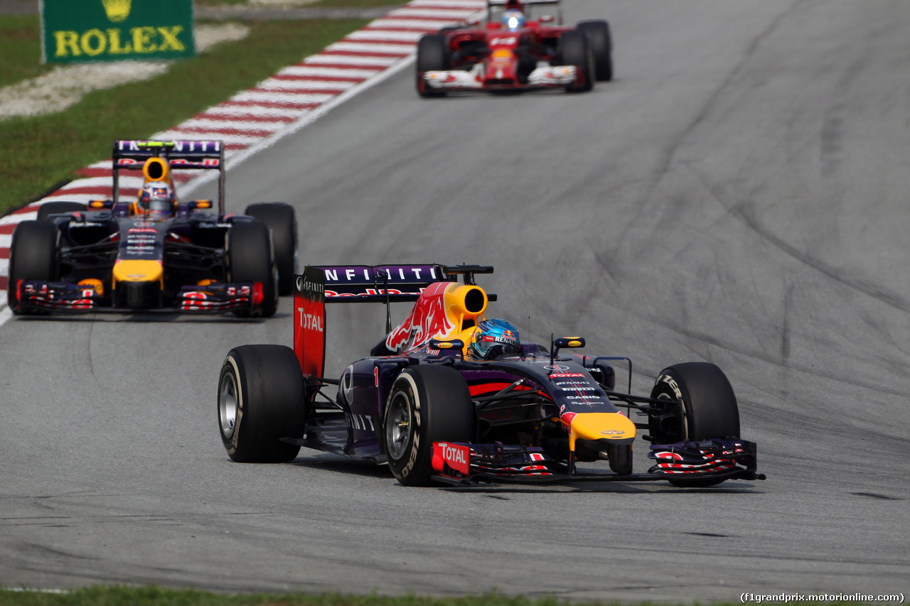 GP MALESIA, 30.03.2014 - Gara, Sebastian Vettel (GER) Red Bull Racing RB10 davanti a Daniel Ricciardo (AUS) Red Bull Racing RB10