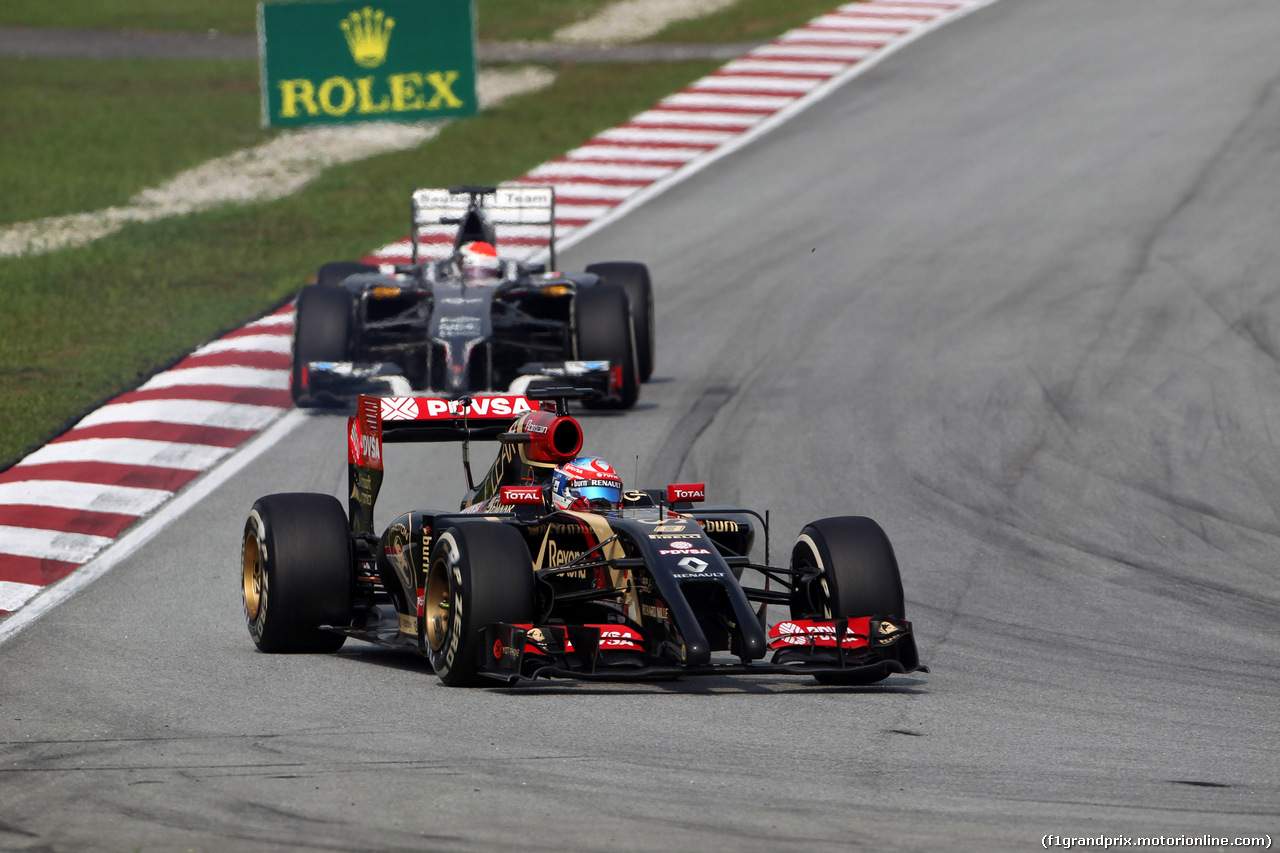GP MALESIA, 30.03.2014 - Gara, Romain Grosjean (FRA) Lotus F1 Team E22 davanti a Adrian Sutil (GER) Sauber F1 Team C33