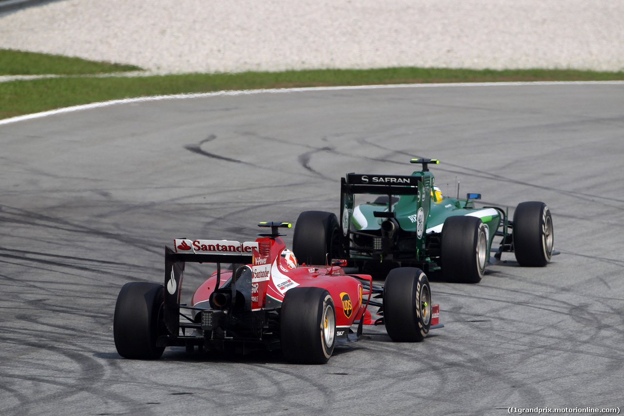 GP MALESIA, 30.03.2014 - Gara, Kimi Raikkonen (FIN) Ferrari F14-T e Marcus Ericsson (SUE) Caterham F1 Team CT-04