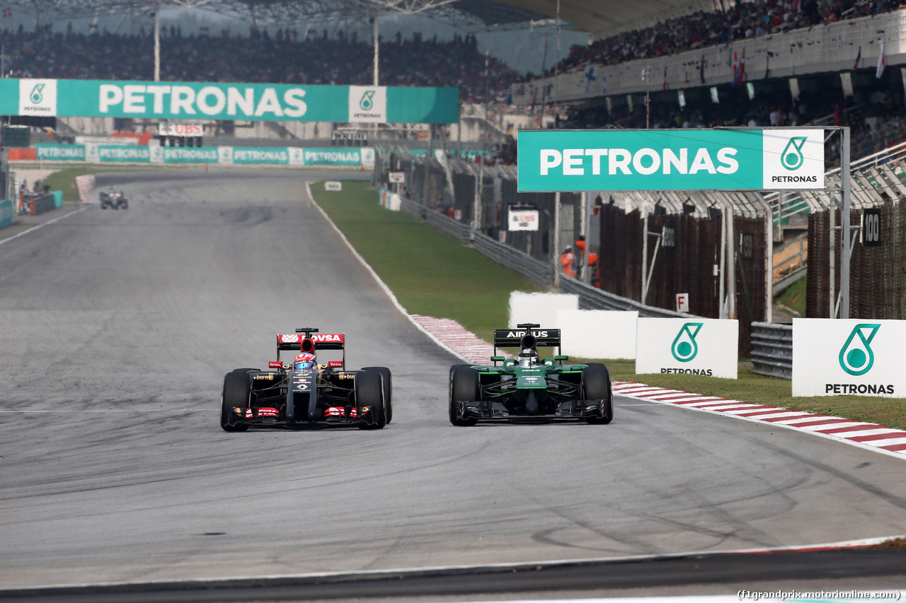GP MALESIA, 30.03.2014 - Gara,Romain Grosjean (FRA) Lotus F1 Team E22 e Kamui Kobayashi (JAP) Caterham F1 Team CT-04
