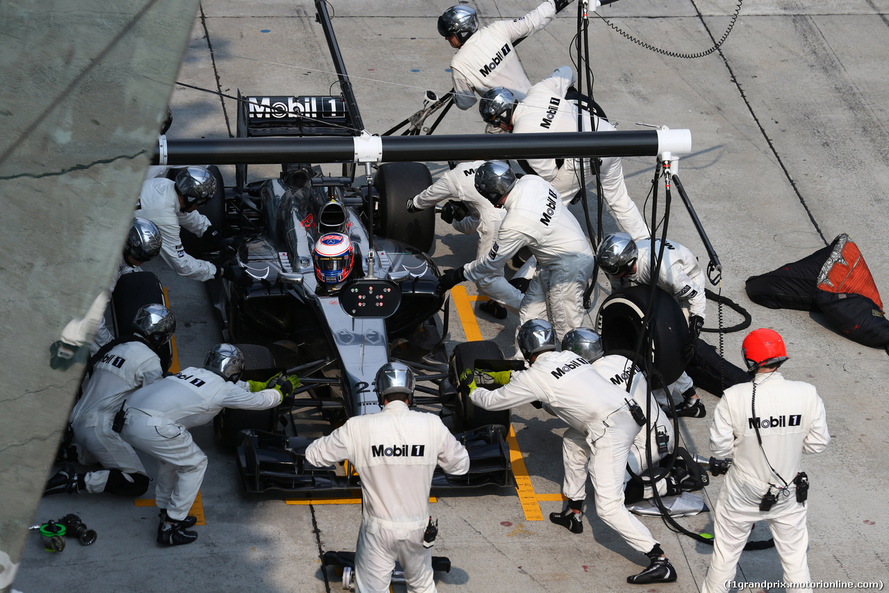 GP MALESIA, 30.03.2014 - Gara, Pit stop, Jenson Button (GBR) McLaren Mercedes MP4-29