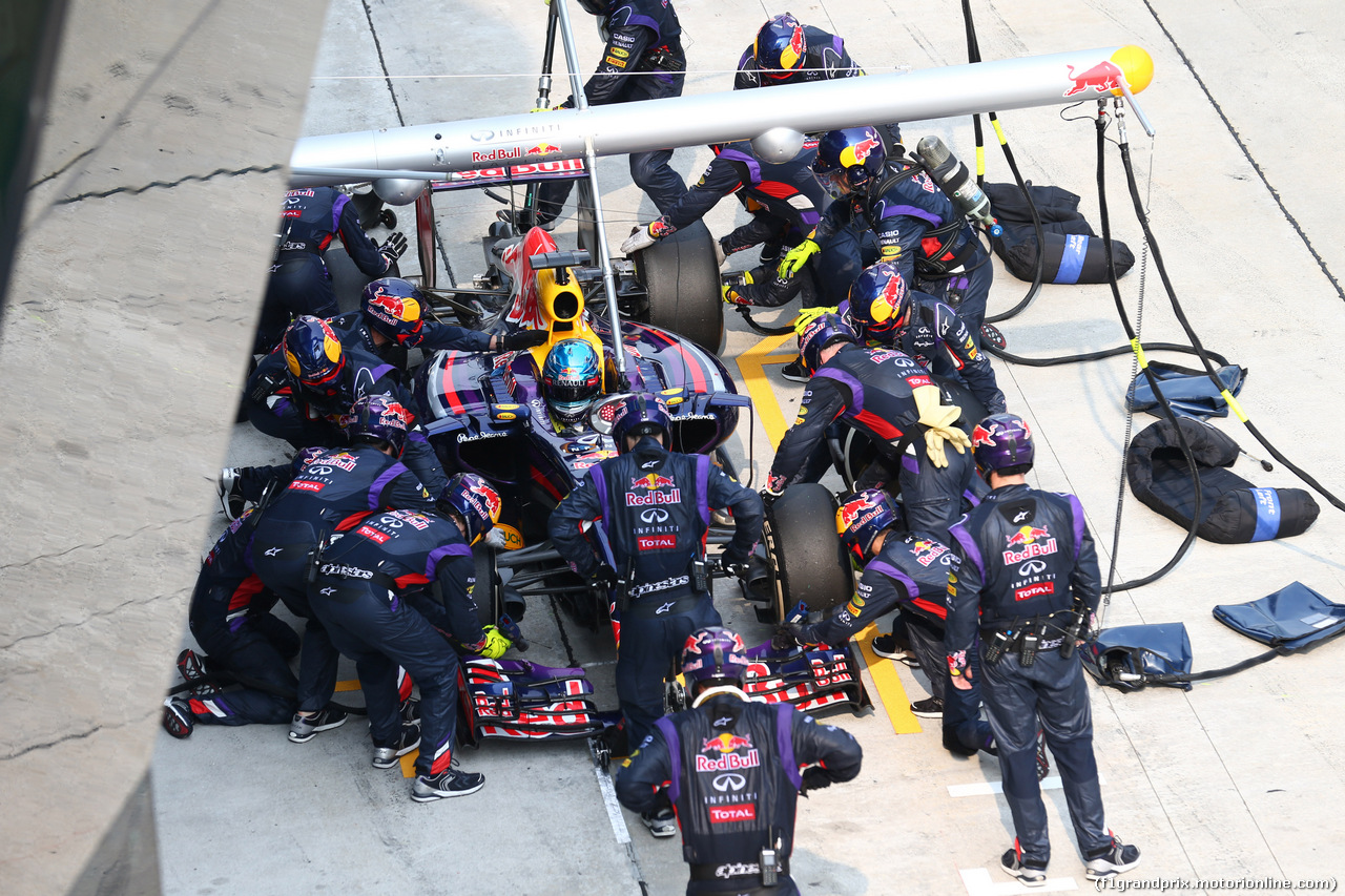 GP MALESIA, 30.03.2014 - Gara, Pit stop, Sebastian Vettel (GER) Red Bull Racing RB10