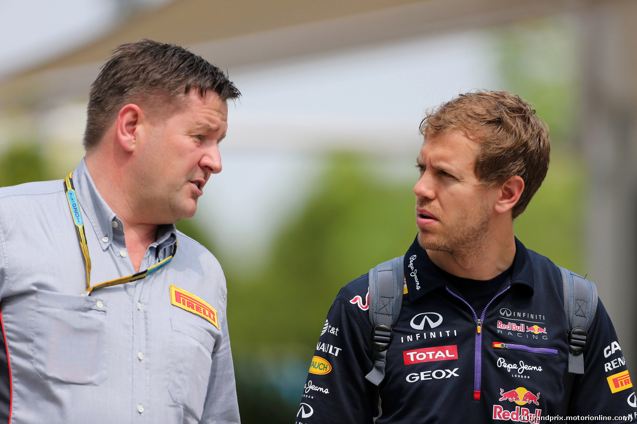 GP MALESIA, 29.03.2014- Paul Hembery, Pirelli Motorspor Director e Sebastian Vettel (GER) Red Bull Racing RB10