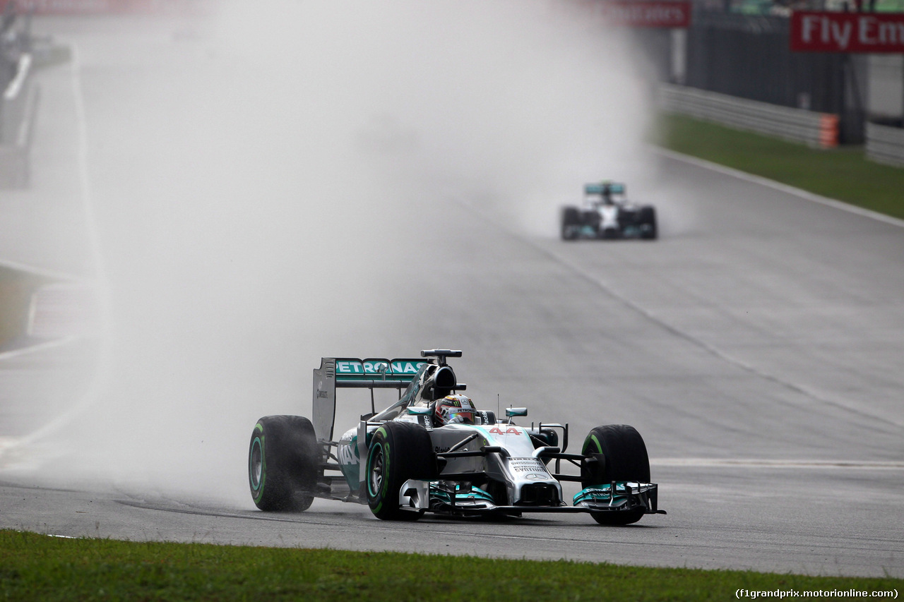 GP MALESIA, 29.03.2014- Qualifiche, Lewis Hamilton (GBR) Mercedes AMG F1 W05 davanti aNico Rosberg (GER) Mercedes AMG F1 W05