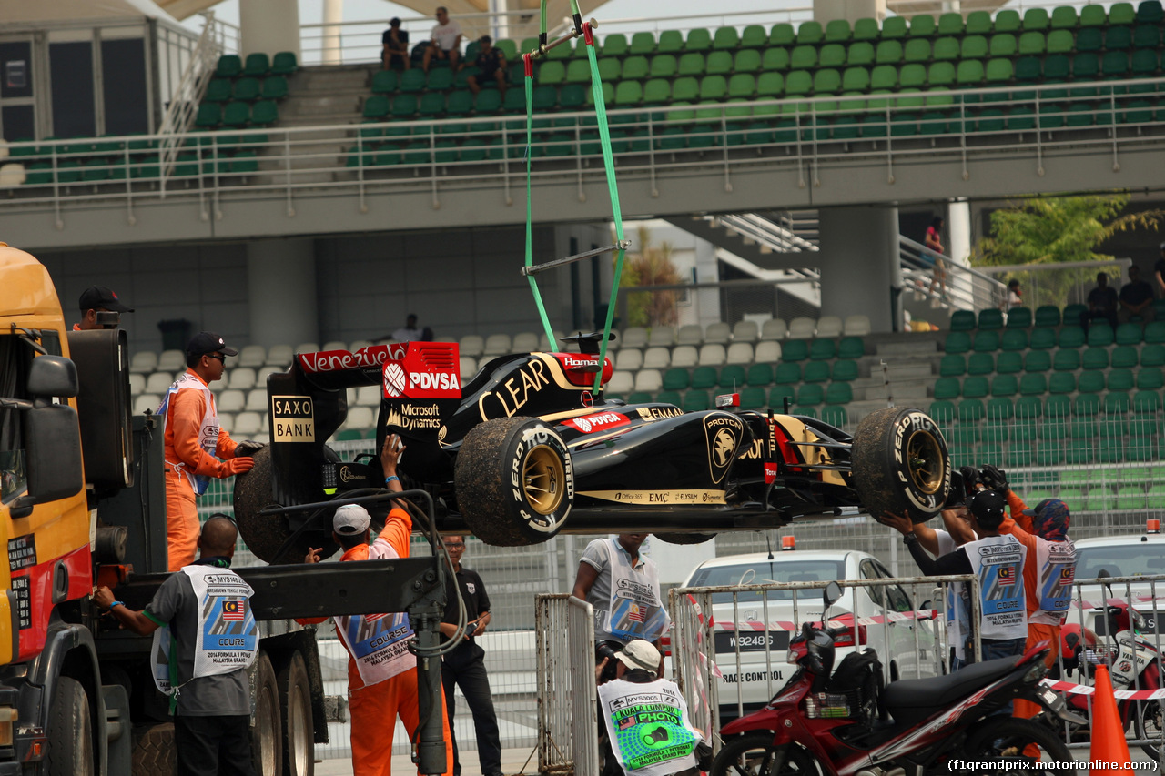 GP MALESIA, 28.03.2014- Prove Libere 2, Romain Grosjean (FRA) Lotus F1 Team E22 after stopped on the circuit