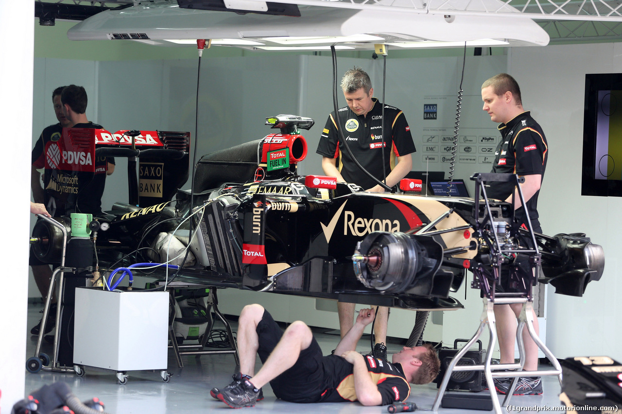 GP MALESIA, 28.03.2014- Prove Libere 1, The meccanici Lotus work on the car