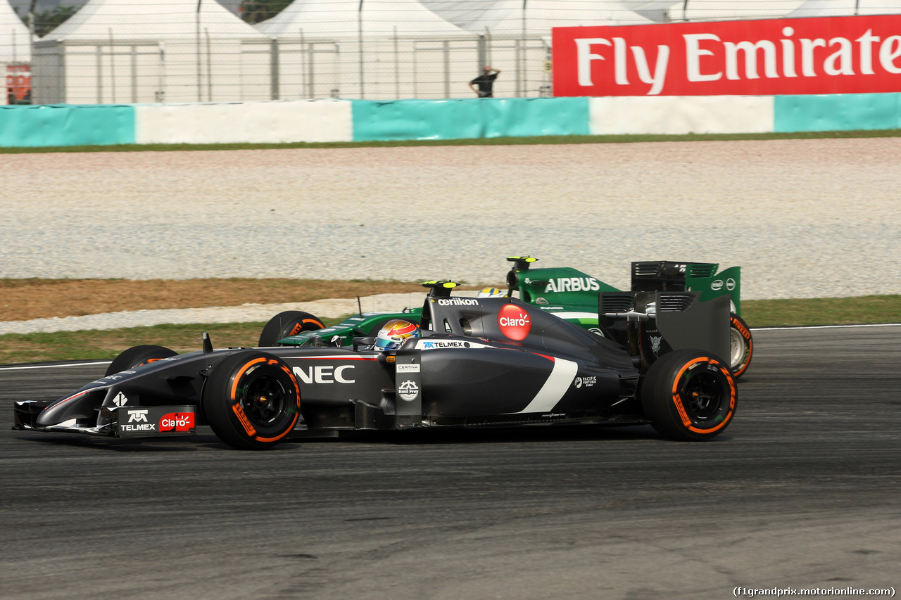 GP MALESIA, 28.03.2014- Prove Libere 1, Esteban Gutierrez (MEX), Sauber F1 Team C33 e Marcus Ericsson (SUE) Caterham F1 Team CT-04