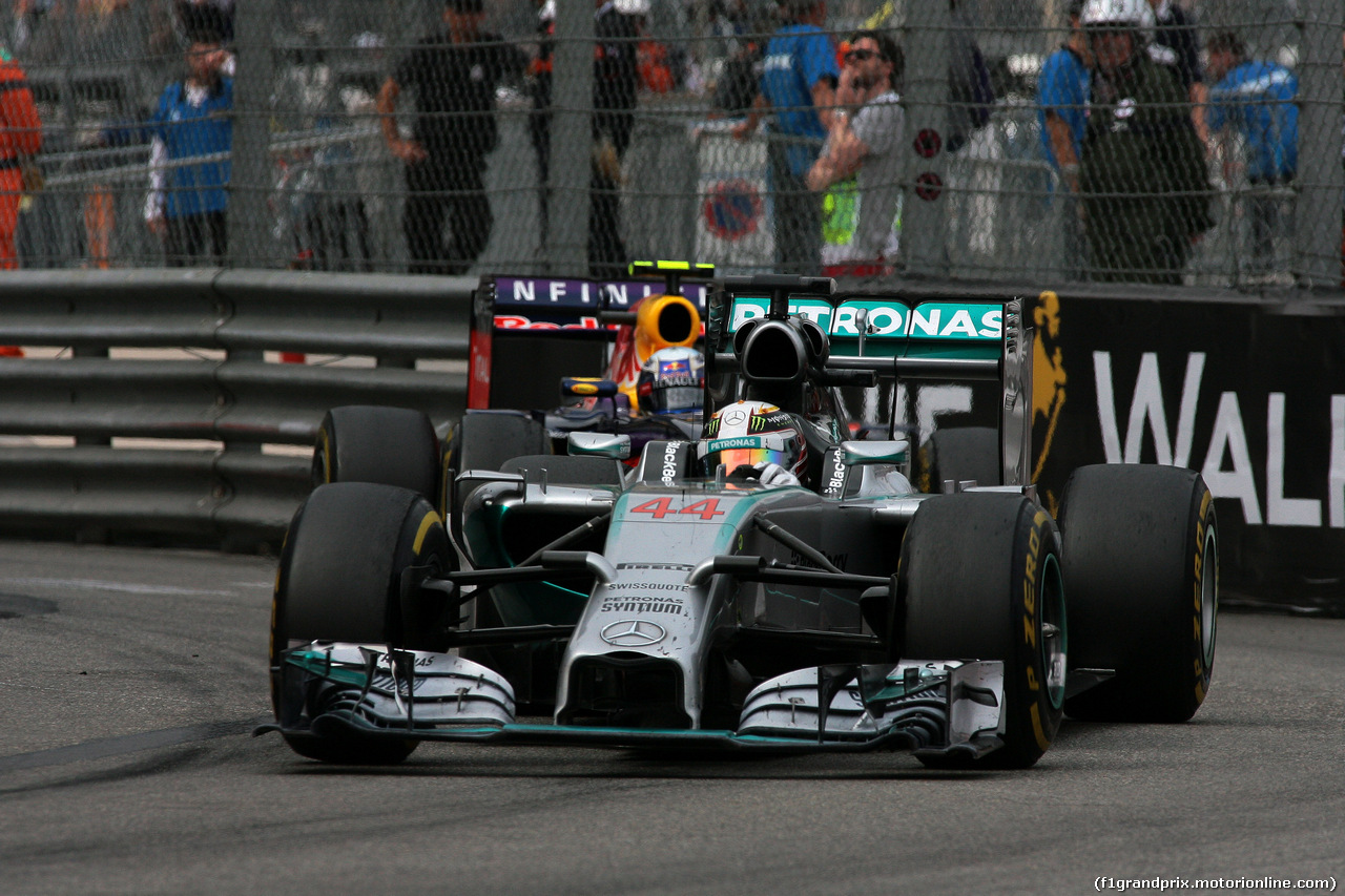 GP MONACO, 25.05.2014- Gara, Lewis Hamilton (GBR) Mercedes AMG F1 W05 davanti a Daniel Ricciardo (AUS) Red Bull Racing RB10