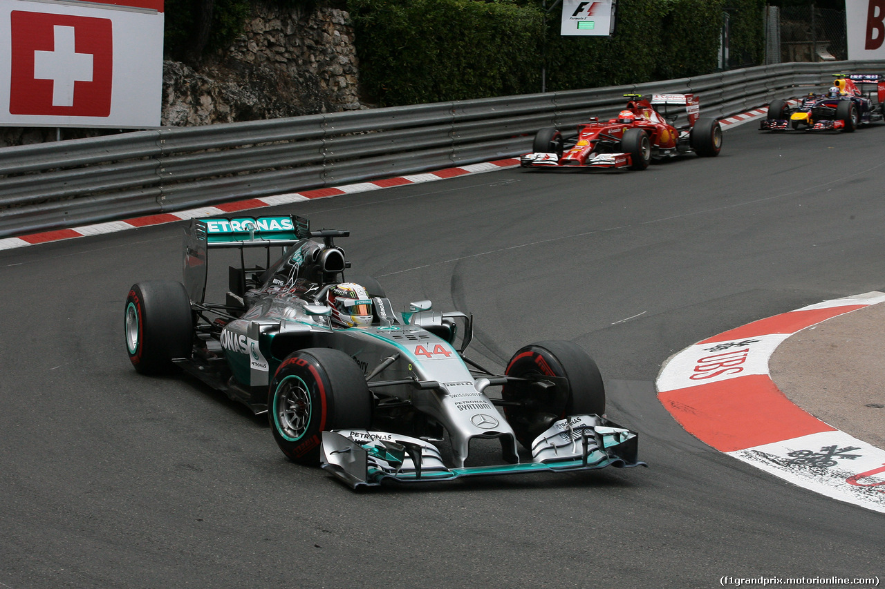 GP MONACO, 25.05.2014- Gara, Lewis Hamilton (GBR) Mercedes AMG F1 W05 davanti a Kimi Raikkonen (FIN) Ferrari F14-T