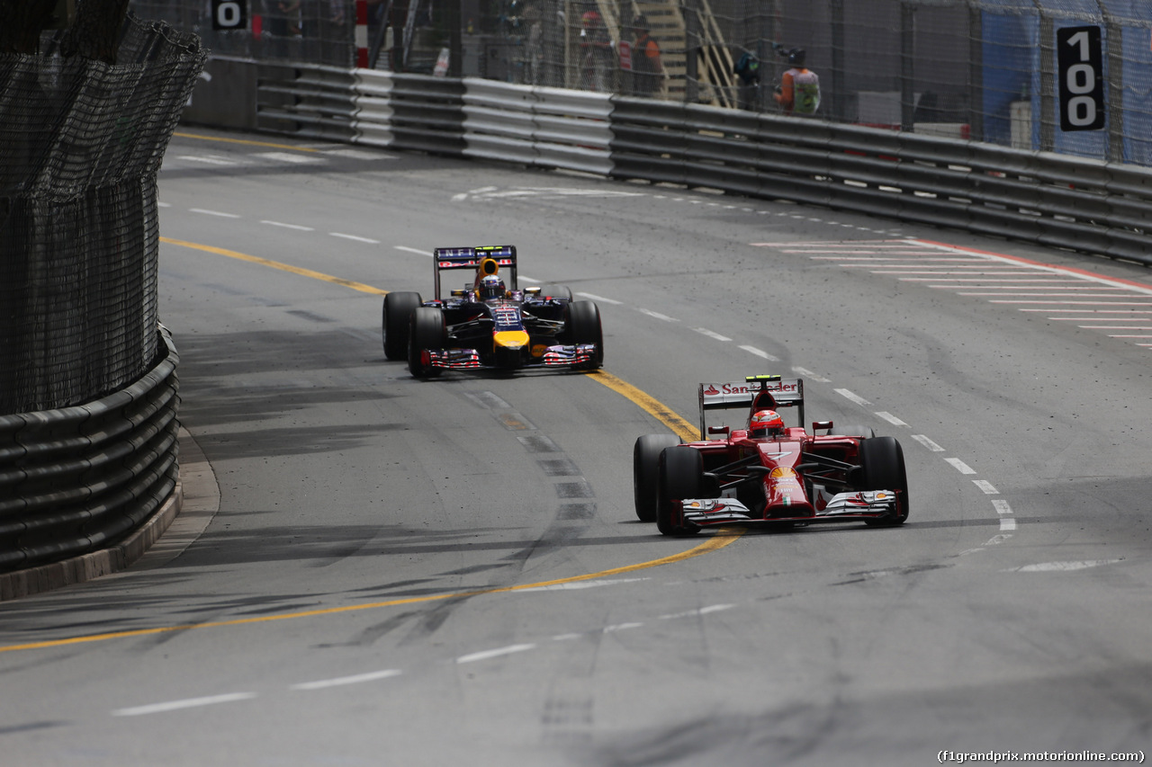 GP MONACO, 25.05.2014- Gara, Kimi Raikkonen (FIN) Ferrari F14-T davanti a Daniel Ricciardo (AUS) Red Bull Racing RB10